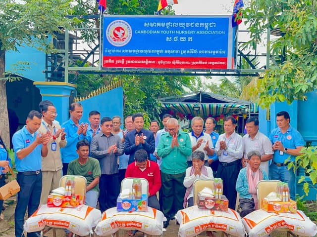 ពិធីប្រគល់ជំនួយដល់ប្រជាពលរដ្ឋ