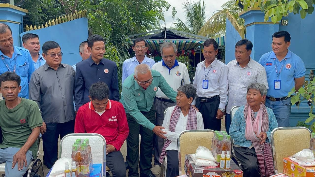 ពិធីប្រគល់ជំនួយដល់ប្រជាពលរដ្ឋ